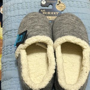 Isotoner signature memory foam women’s slippers. Size 5-6 small. NWT